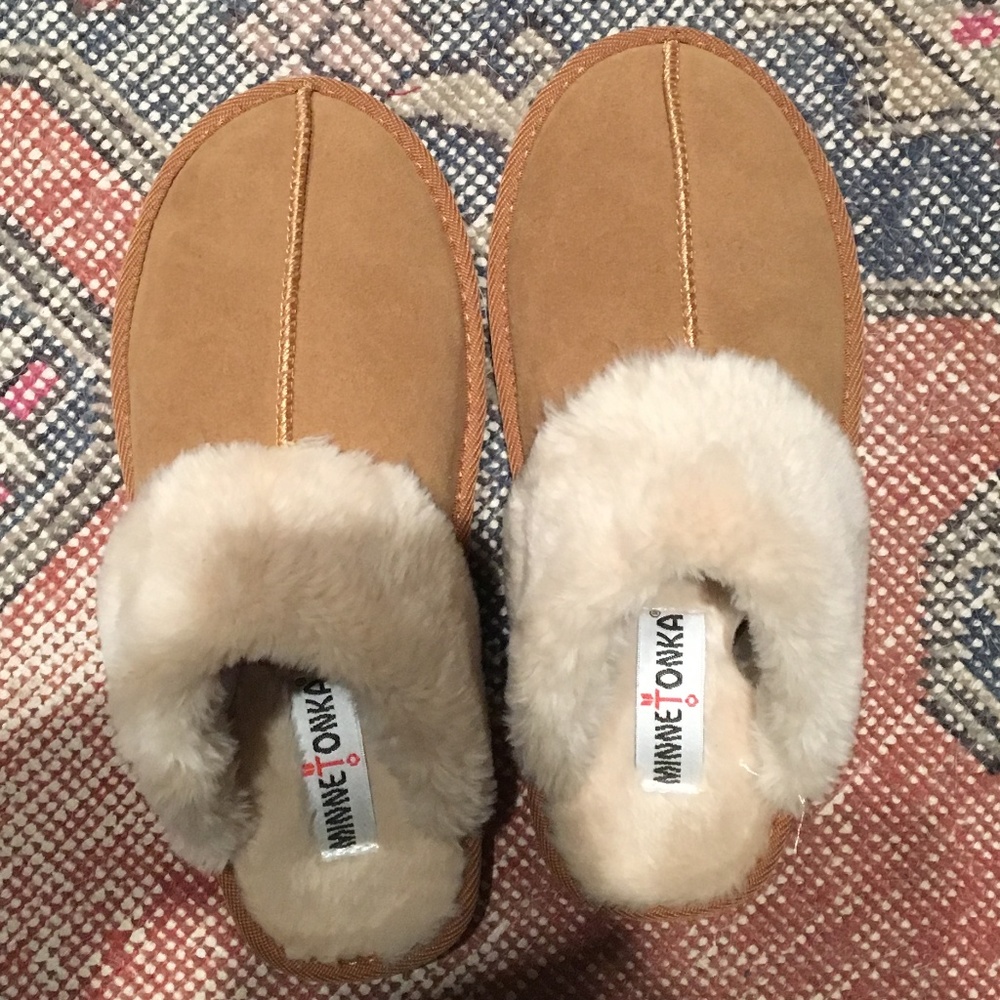 Minnetonka Chesney Scuff Slipper